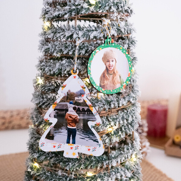 árboles y bolas de navidad